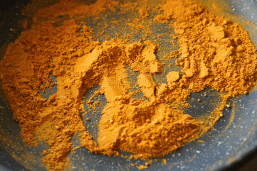 začini u tiganju, spices in a pan